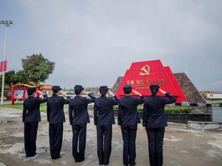 云南边境上,她们与毒贩周旋,是守护国门的利刃;镜头前马赛克模糊了她们的面容,却藏不住那份无畏的英气与美丽。她们来自芒市边境管理大队女子侦查组。#云南禁毒 #国门卫士 #巾帼英雄