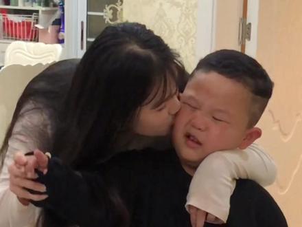 弟弟突然想大姐了 大姐上学前偷偷给弟弟买的电话手表被发现哈哈哈#邋遢东西 #人类幼崽成长记 @DOU+小助手
