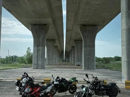📍 灞渭桥-河堤路(往临潼方向)
🛣️ 单程35公里,全程柏油路
⭐ 车少、景美、还免费
从灞渭桥出发,沿着河堤路一路向东
河滩草地仿佛置身甘南
空气里都是自由的味道
新手进阶推荐这条线
比子午大道稍长,但路况同样友好
路上还能远眺华山
周末想骑车放空,来这里就对了
#灞渭桥 #河堤路骑行 #西安骑行路线 #西安摩旅