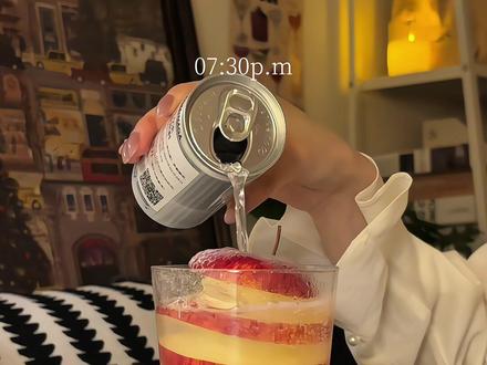 苹果金汤力!解构美学!#一杯像夏天的酒 #这一口是夏天的味道 #苹果金汤力一秒开启夏日微醺时刻 #调酒 #微醺