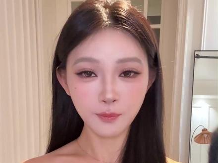 氛围感的最后一步~新年别光化妆,这个千金编发学起来,扁头细软塌手残党都友好!
#发型 #过年发型 #发型教程 #马年新妆新好物 #编发