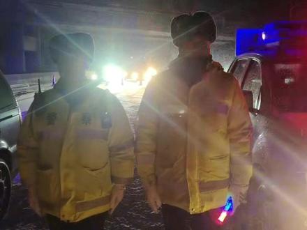 G30连霍高速警车带道通行(乌拉泊枢纽往吐鲁番方向)