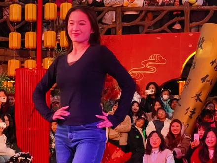 麦阳团队的小森和拉丁舞美女斗舞太精彩啦!小森太会整活了#来万岁山武侠城看斗舞了 #万岁山武侠城 #万岁山老嫂子#老嫂子斗舞精彩片段 #舞蹈