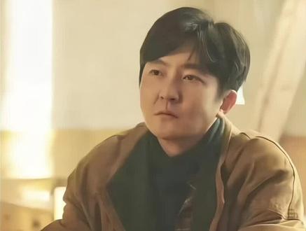 老舅最新剧情 直到霍东风死了,崔小红都没出现过。她当初的离开,并不是怕流言蜚语,而是想甩开二胖这个累赘。#老舅 #独白 #追剧不能停 #热剧推荐 #新剧来袭