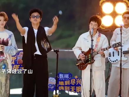 永远年轻 永远热泪盈眶#五哈 #回春丹 #鲜花 #2026音乐节 #无法复制的演唱会感受