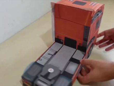 用纸做出一个DAF卡车模型,拿来摆设也不错