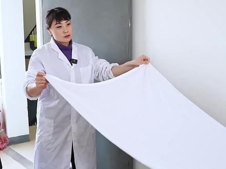 换被套换之前一定要确保被套的干净整洁,注意床头的人与床尾叠被套的人要注意左右手的区别#养老护理 #护理操作 #被套折叠法