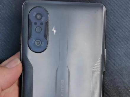 #红米k40游戏增强版 #红米k40游戏增强版换外屏 #手机维修 #手机店日常 又是一台柔性屏,哎,怎么才能贴盖板没有泡呢,贴一个有一个,还都是左上角,这个更换屏幕总成可以参考一下该视频哈,本来不想发了,后来一想换屏幕总成也可以这么操作,就发了