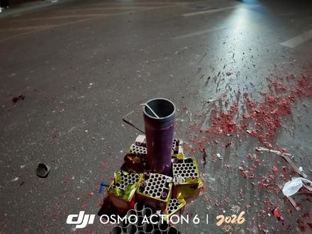 不知别人啥实力,只知今晚放出2000元@𝓗𝓪𝓷 #烟花 #六寸礼花蛋 #烟花秀 #大疆osmo #大疆action6