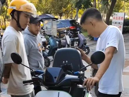 九号N70C刹车异响,蹭盘严重,刹车效果不好,骑行中方向死亡摇摆,升级全顺1500电机,更换压力轴承。#闪送骑士 #小牛电动 #雅迪电动车 #九号电动车 #同城配送