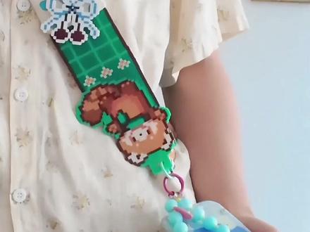实用拼豆得意之作!🐻小熊猫背带 太可爱了💕!极繁主义者狂喜😘
本来是打算全条拼豆的,但是没有这么多豆子,就用了土布在中间代替,没想到意外的好看!
可以挂手机,可以挂包包
就这样萌萌的小熊猫🐻~#拼豆 #拼豆图纸 #拼豆教程 #拼豆豆手工