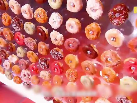 #少年厨艺大师 一开场就是美味又好看的甜甜圈,每位选手都做出了一堆甜品,评委这次吃个够了#美食 #小小厨神