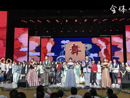 #演出现场视频 #舞台 #校园生活 #舞蹈演出 #乌市一中 乌市一中舞林大会完美收官!舞台上的每一个舞步,每一个转身,都凝聚着舞者的热情与才华,这场舞蹈汇演展现了无限的力量和美感的完美结合。感谢每一位舞者,为观众带来了无与伦比的视听盛宴!