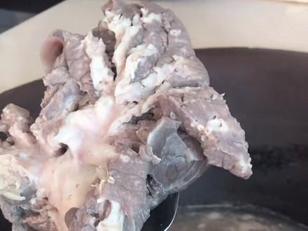 很多人喜欢吃猪肺,但是不知道怎么清洗。我一直都用这个方法洗的干净又清爽。#洗猪肺 @DOU+小助手