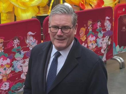 英国首相斯塔默雨中逛豫园灯会,共庆中国新年