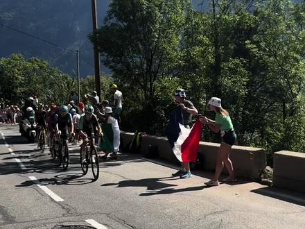 环法S19高燃爬坡现场 环法 S19 阿尔普迪埃21弯高燃现场 🚴🔥
记录昨天所有车手爬坡经过我身边的瞬间。
从突围车手,到身穿黄色1号战袍的波加查,每一位骑手都在挑战身体的极限 ⛰️
现场感受环法山地赛的速度、压力与热血!
电视里短短几秒的画面,是他们数小时极限骑行后的最后考验。
这是属于环法的高山地狱,也是属于车迷的热血时刻🔥
很幸运,亲眼见证环法传奇发生在眼前。#环法 #自行车顶级赛事 #波加查冲刺 #波加查 #自行车