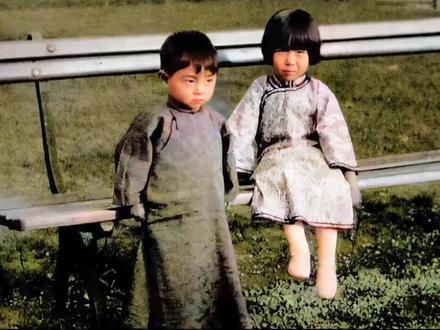 1997年,著名作家张爱玲在洛杉矶的公寓孤独离世。生前32万美元的遗产和各种版税,折合人民币200多万,却全部赠予了宋淇夫妇,唯一的亲人张子静却一分没有,尽管他已经穷得娶不起媳妇。
张爱玲和张子静是亲兄妹,年少时两人虽存在竞争关系,张子静会嫉妒姐姐的伶俐聪明和受宠,张爱玲也会羡慕弟弟是个男儿身。但总体来说,两人关系还算不错。
但有一次在饭桌上,弟弟挨打,继母却在笑,敏感的张爱玲觉得很悲愤,便跟着弟弟一起哭了。
可没过一会,弟弟就抱着球玩去了,将刚刚发生的事忘得一干二净,张爱玲觉得弟弟太悲哀了,不敢反抗父亲和后母,太懦弱了。
后来,张爱玲被父亲关押期间,弟弟张子静也迫于父亲的威严不敢去看姐姐。这直接导致张爱玲对张子静心灰意冷。
他们的母亲和姑姑也对张子静的懦弱相当反感。后来,张子静工作后染上了赌博,虽然很快戒掉了,但此举让母亲和姑姑对他更加反感。
所以,当张子静提着篮球鞋可怜巴巴的找母亲,希望和她同住时,被冷冷的告知:“我只能抚养一个孩子,而这个资源已经给姐姐了。”
多年后,张子静再次请求与母亲同住时,又被告知:“我不适合留在上海,我要去国外,以后再也不回来了。”
而姐姐这边,张子静也多次吃闭门羹。办报刊请姐姐写文章,却被告知:“你们这些不知名的报刊,我不会写,那会玷污我的名声。”
兴许觉得话有点重了,又随手拿了一张画稿:“这个你可以拿去作插图。”
这种话如果换作别人家,弟弟可能早就对姐姐咆哮了,而钝感力十足的张子静却习以为常。
他已经在父母不疼,亲人不爱的张家习惯了这种不被待见的冷漠。
后来,姐姐也去了美国,走时招呼都没打。当他去姑姑家看姐姐时,姑姑只冷冷说了句:“你姐姐已经走了。”说完便关上了大门。
母亲、姐姐、姑姑相继去了国外,父亲败光了家产又离世,张子静自己的工资只够养活自己,根本娶不起老婆,连落脚的地都是后母匀给他的17平米小屋。
日子清贫孤寂,他写信给姐姐请求资助,张爱玲却回道:“我只勉强够用!”
其实,当时的张爱玲虽然减少了工作量,但各种著作版税的收入也不菲,却始终不肯资助半分给弟弟。
亲兄妹无冤无仇,只是因为看不上就可以如此冷漠。让人不得不感叹人情冷暖,有时候,没有能力时,连亲人都会瞧不起。
#人物故事 #历史 #张爱玲