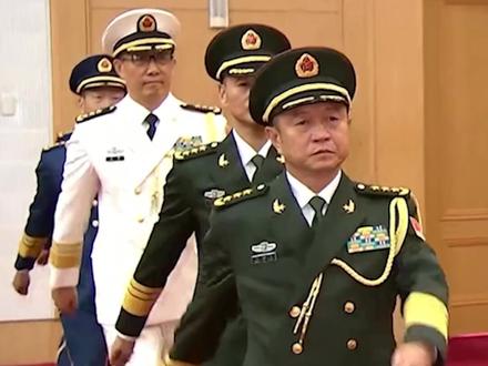 5位军官晋升上将军衔,习近平颁发命令状并表示祝贺。