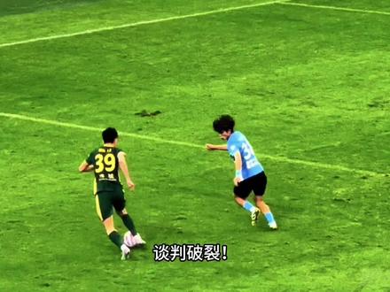 #足坛每日快讯
谈判破裂!上海海港继1500万报价吕焯毅被拒之后,再度加码,提出1500万+免费续租刘祝润,仍然被拒。随后在大连英博询问刘祝润时表示,刘只卖不租,转会费1500万!我的个乖乖,国脚之下我无敌,国脚之上一换一,那么大连的球迷朋友们,你们愿意换吗?
同时,似乎又有一支球队尝试性问价蓬蓬头!现在优秀的边后卫实在是太稀缺啦!
大连英博两名外援已定,一个巴西🇧🇷一个罗马尼亚🇷🇴,身价都不低于马莱莱,俱乐部操作很专业,保密工作做得很好,大家不要着急,稍微一等。
至于大家心心念念那一位,我只能说郎有情~妾有意~奈何彩礼太高,已经渐行渐远了……
周挺指导虽上调国家队,但仍会兼任大连英博B队的主教练,球迷就把心放肚子里吧。
投资人亲自挽留贾顺浩指导,情况仍有转机。
既有新人进,自有旧人离,随着云南玉昆的大手笔引援,球队的冲超和保级功臣,中场大将罗竞合同到期不再续约。球员已收到多份来自计划单列市球队的报价。罗竞出自浙江绿城青训,曾随江苏苏宁拿过中超冠军。他球风硬朗,左中右中场都能胜任,且专踢神仙球,尤其是2020年中超半决赛第106分钟,世界波绝杀海港让人印象深刻。本赛季26次出场,3球4助,表现亮眼。由于他已32岁,本次选择可能是职业生涯最后一站,该如何选择,评论区留下你的看法。
#大连英博 #上海申花 #转会 #云南玉昆