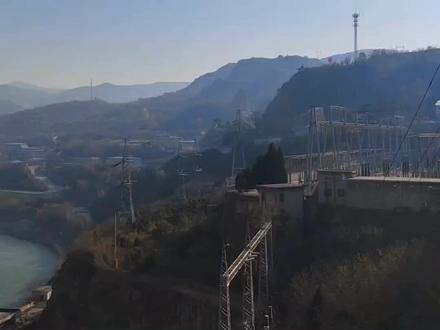 三门峡黄河水利枢纽工程‖“三门”的传说。三门峡水电站建设之前,那时候三门峡是有三条支流,当地人称之为三门,分别是“人门,鬼门和神门”,但是后来大坝建成之后,这三门也就消失了。
“鬼门幽幽深百篙,人门逼窄愈两牢。舟人叫渡口流血,性命咫尺轻鸿毛。”这首诗生动的描述了三门峡的险峻,在人门之中过去尚且要命悬一线,更别提鬼门和神门了;参与建设的祖辈说当时在建设大坝的时候,捞出来一些骨头,有些工友说是龙骨;那么为何说是龙骨呢?这就要说到三门峡这个名称的由来了。
在很古老的年代,三门峡还没有三门,那时候是一个很大的湖,里面住着一头孽龙,没事儿就兴风作浪,吞云驾舞,祸害百姓;后来大禹来到这里,和孽龙大战三百回合,最后将孽龙击败;
但是这头龙虽然战败但是并没有老实,而是继续不断的涨水祸害百姓;大禹也是有脾气的人,直接用剑向东南方向划了几下,然后就诞生了现在的人鬼神三门;而那头孽龙更是被大禹斩杀,鲜血直接喷到了岸边,所以现在的三门峡两边的石头都有些是红色的。
哈哈哈,仅是传说,科学说明还是含铁离子高。#三门峡 @中国县域历史长卷(吴晓原创巨著)