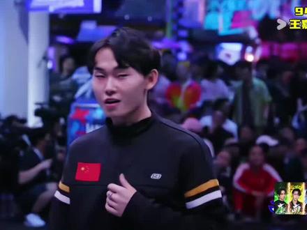 #龙浩天 是一名较为知名的#地板舞(即霹雳舞)舞者。
在2013年上电脑课的时候偶然看到霹雳舞视后便对其着迷,从此开启了自己的地板舞学习之旅。
因对街舞的热爱,他与父母家人曾闹僵,甚至离家闯荡,后来父亲答应送他去专业机构学习,他曾在宁波、北京、广州等多座城市的街舞机构和学院留下过学习的身影。
2018 年,他代表中国街舞队参加了在日本举行的青奥会选拔赛第三阶段,和队伍一起拿到了第四名,中国队也由此拿到了青奥会的入场券。这段经历不仅让他体验到更系统的训练,也在心态上有了很大改变,第一次有了强烈的归属感。
经过多年的练习和不断提升,龙浩天在地板舞方面形成了自己独特的风格,动作难度高、具有很强的表现力和感染力,在一些比赛和活动中展现出了较高的水平,受到很多人的关注和喜爱。
总的来说,龙浩天是一位对地板舞充满热情、不断努力提升自己的舞者,在地板舞领域取得了一定的成绩,并且在网络上也有较高的知名度和影响力。