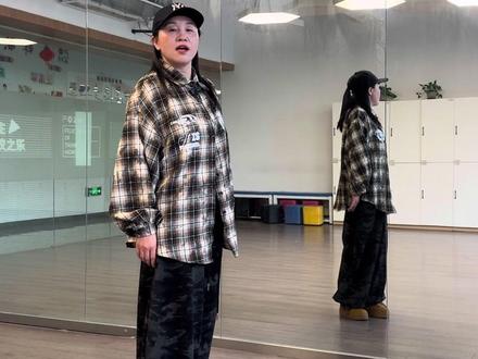苏超主题曲《热烈盛开》背面分解,有喜欢的就盘起来吧,谢谢🙏#原创作品 #背面演示#苏超 #舞室日常穿搭 @抖音小助手