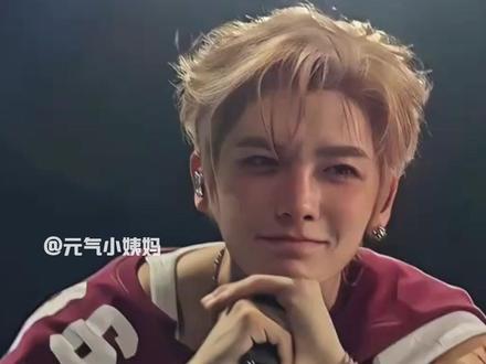 拥有万千少女的真心到底是一种什么感觉?比起回答,哥哥的眼泪竟然先给出了答案 #侯明昊 #演唱会 #真诚 #追星 #爱豆