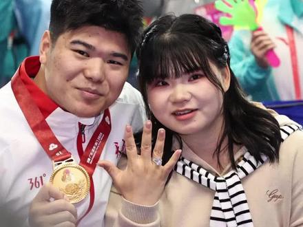 他在人声鼎沸中获得了双圆满 #刘焕华夺金后向女友求婚#刘焕华