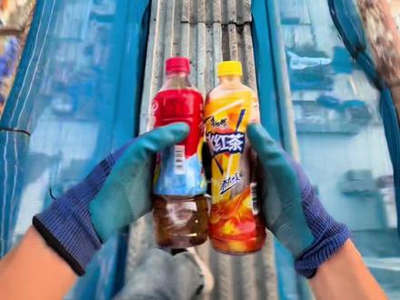 钢筋工给了两瓶冰红茶给我、 袋子也没有、 没办法的我、只能放在裤兜里面带上去了#塔吊司机 #记录在工地上的日子 #原创作品 #巧乐兹让我来唱 #抖音推广