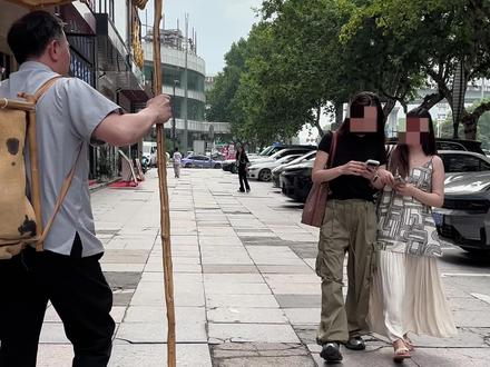 今天在浙江嘉兴,用一副书法作品交换两瓶水,感谢这位美女的爱心交换#青云志书法 #香山居士 #执笔游学宣传书法 #原创书法作品#传播传统文化
