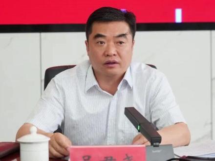 省委、市委决定,吴君尧同志任中共镇雄县委委员、常委、书记。