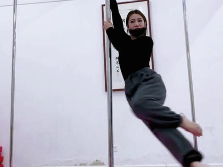 学钢管舞不要追求技巧难度,其实种简单的动作细节做好了也很美#钢管舞 #成人零基础舞蹈培训