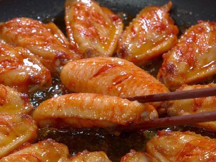 孩子想吃奥尔良鸡翅我从不去外面买,在家有口锅就能做,简单又好吃。#奥尔良鸡翅 #儿童奥尔良腌料