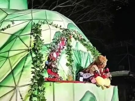 #雪饼猴王铁柱下午在演出中腰受伤了,
晚上被担架抬到五行山仍然坚持两场演出,
这就是一名优秀文旅推荐官的责任与担当!#长春动植物公园