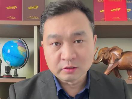 嫁人就嫁电工 都说嫁人就要嫁电工,你知道为什么吗?第一的话就是智商高。电工智商都是比较高的,你想呀,他们每天都跟电打交道,看不见,摸不着的那个电,他们应该有一定技能的,肯定不是一般人,所以智商肯定高。第二的话,就是心灵手巧,动手能力很强。搞不好以后嫁给电工之后,家里面的杂事都不用自己做,还有自己家的亲戚啊,什么大姨子小舅子老丈人家的活,他都能干,这个强项很重要,第三就是收入高,电工是技术人员,轻轻松松月入上万肯定没问题。第四的话,说话有趣会疼人。这一项也是非常重要的一个加分项,你看他每天需要跟客户沟通,跟什么女会计啊,女车工啊,女老板聊天,这一个技能肯定没得话说。那还有就是,第五电工圈都在传干电工更容易生闺女,妥妥的招商银行,家里催的紧的,赶紧参谋一下电工到底能不能嫁。#电工 #电工证怎么考 #职业技能等级证书 #电工证 职业技能等级证书真假如何分辨