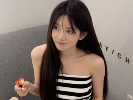 她穿了个吊带露胸,做个全钻美甲,拿个小苹果发了个朋友圈,害我一个月又白聊了