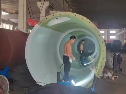 LNG接收站储罐是用于储存液化天然气(LNG)的设备,通常由钢制储罐和相关设备组成。储罐结构一般采用双壁结构,内壁由低温钢板制成,外壁由混凝土或钢板制成,中间填充绝热材料,以保持LNG的低温状态。
LNG接收站储罐的工作原理是通过将液化天然气从LNG船舶或管道输送到储罐中,然后将LNG储存在储罐中,以备后续使用。储罐内部的低温环境可以保持LNG处于液态状态,从而减少体积,方便储存和运输。当需要使用LNG时,通过泵将LNG从储罐中抽出,然后经过蒸发器升温,转化为气态天然气供应给用户。
LNG接收站储罐的结构和工作原理保证了LNG的安全储存和有效利用,为天然气的运输和供应提供了可靠的设备。