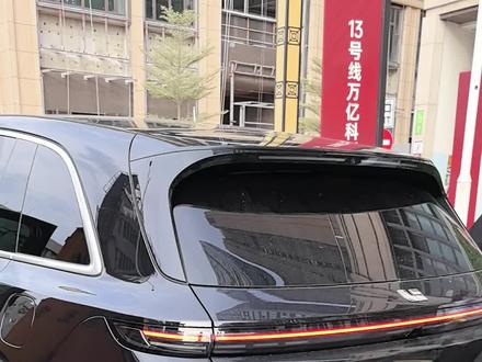 一直听闻理想车主素质差,想怎么停就怎么停,还觉得是个段子,昨天在石岩街道横坑路上,真的具象化了,不知啥原因短短的一条双向两车道小路拥堵了十分钟,别说汽车就是电单车都无法通行,下车到前面一看,这辆粤BHB2585的理想车主居然把车停在停车场入口的马路上人就离开了,导致大堵车,买的起理想车停车费都交不起?还是说理想车主打心里就觉得马路是他家客厅?想怎么停就怎么停?果然论停车还得看理想车主!#理想#理想车主