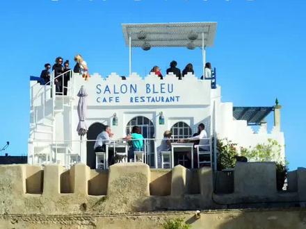 浪漫的摩洛哥丹吉尔
这里是丹吉尔,非洲与欧洲的交界处,他与欧洲只隔了一个直布罗陀海峡,是摩洛哥与西班牙的交界处。建筑偏欧洲风格,白墙,蓝天,小巷纵横交错,别有一番滋味。
#旅行 #摩洛哥旅行 #摩洛哥 #手机摄影