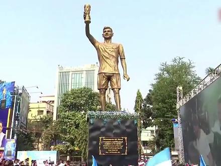 史诗级闹剧! 梅西印度行10分钟闪退,球迷暴怒砸场! #迈阿密国际 #梅西 #dou来足球季