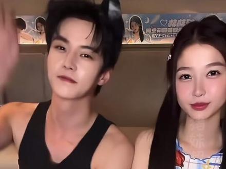 这个鱼烧一晚上下来小心翼翼闯了八百个祸!#何与 #虞书欣 #双轨 #搞笑 #何与小心翼翼闯八百个祸