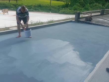 给自家水泥地板,陈旧的磁砖地板,刷上自己心仪颜色的地板油漆。