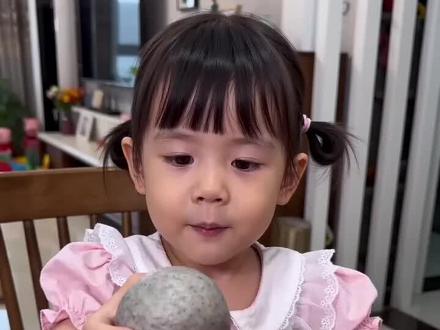 豆包指令:一个小女孩吃着一个灰色的馒头,旁边还有芝麻糊,小女孩说:妈妈掰,并说着:悠悠和妈妈一起吃,小女孩拿到馒头后说了一声:妈妈。妈妈说:快点吃,待会儿芝麻糊凉了,小女孩说:妈妈说啥腻,然后妈妈大声的说:快点吃待会儿芝麻糊凉了!小女孩的说:妈妈,妈妈温和的说快点吃,小女孩说:吃饱了然后小女孩嗷嗷大哭,妈妈看到后直接把芝麻糊倒在小女孩的头上,小女孩生气的拿起旁边的筷子,并说:我拿筷子。模型 2.0,比例 9:16,时长10s。仅供娱乐
