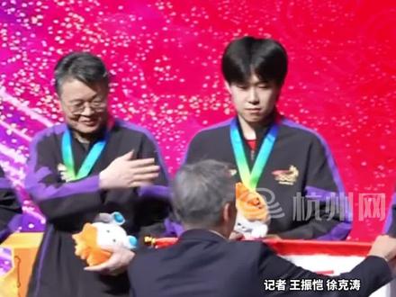 #2025乒超 巅峰战落幕,魏桥男团勇夺冠军。#王楚钦 “紧急撤回”捧杯的手,偷笑让身边#梁靖崑 捧杯。