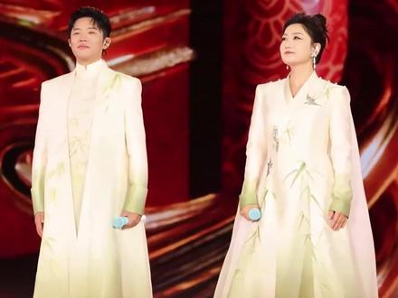 曾毅:我可以没词,但不能没活儿#曾毅原来早年就跳了外星小绿猫舞 #凤凰传奇 #曾毅 #玲花 #考古