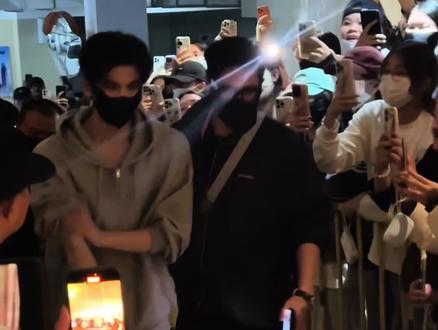 在希尔顿的半天可以看到多少明星
#张凌赫 #陈伟霆
都好帅好美!有一些视角是朋友拍的
#湖南跨年演唱会 #路透 #路人视角