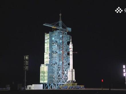 中国航天一箭穿月震撼刷屏!“神箭凌月”是怎么成功拍摄的?(央视频号:新闻来了)