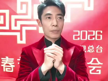 观众视角春晚台下闹哄哄,撒贝宁小尼龙洋热聊,王菲候场时略紧张 正式上场之前,龙洋尼格买提还在默默重复台词 #春晚 #撒贝宁 #尼格买提 #王菲 #龙洋