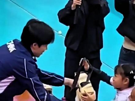 王楚钦主动和小女孩握手!起身弯腰双手接礼物,王皓好奇伸头打探 #王楚钦 #国乒 #乒乓球 #王皓