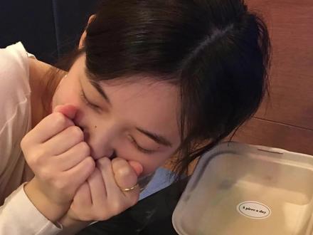 跟韩女拍照的第十天(生日氛围感拍照技巧)
这些韩国女生同款姿势赶紧码住~
下次过生日就这么拍!真的超有氛围
祝过生日的姐妹生日快乐~希望能帮到你们!
#生日拍照 #p图教程 #氛围感拍照 #韩女拍照 #过生日要有仪式感